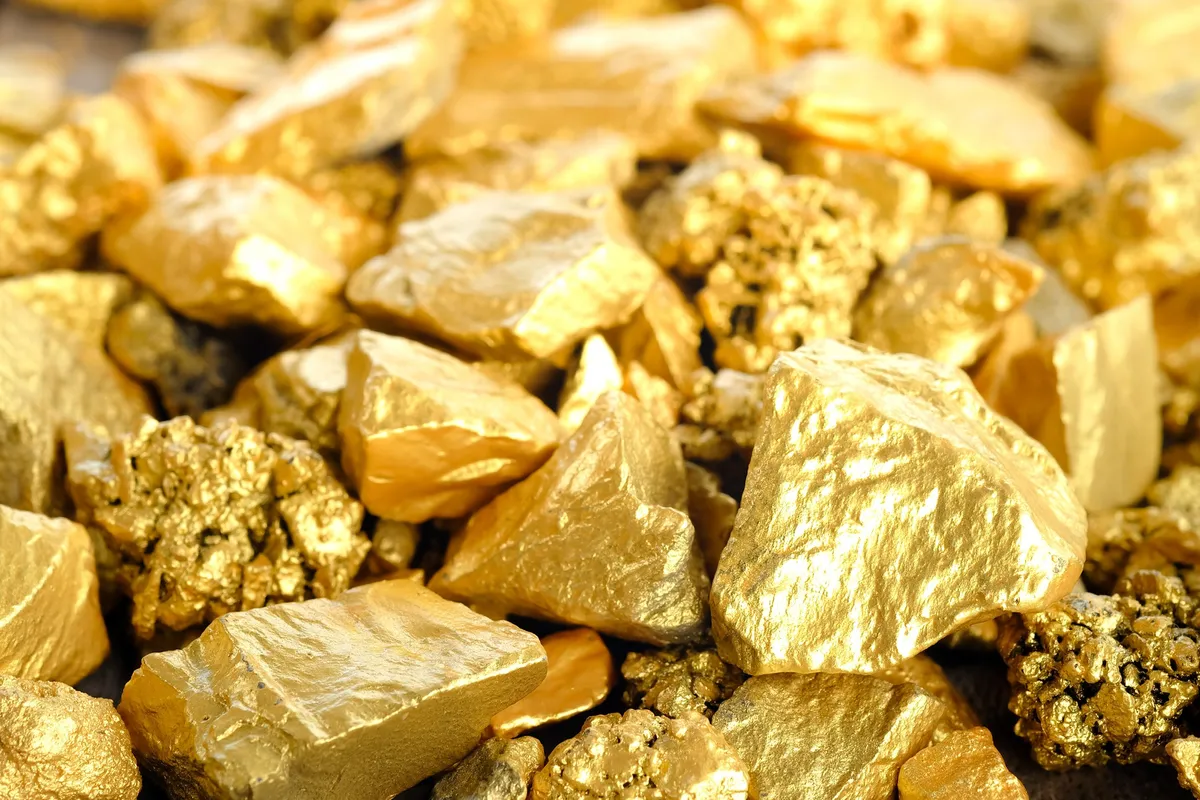 close-up-lump-of-gold-mine-background-texture